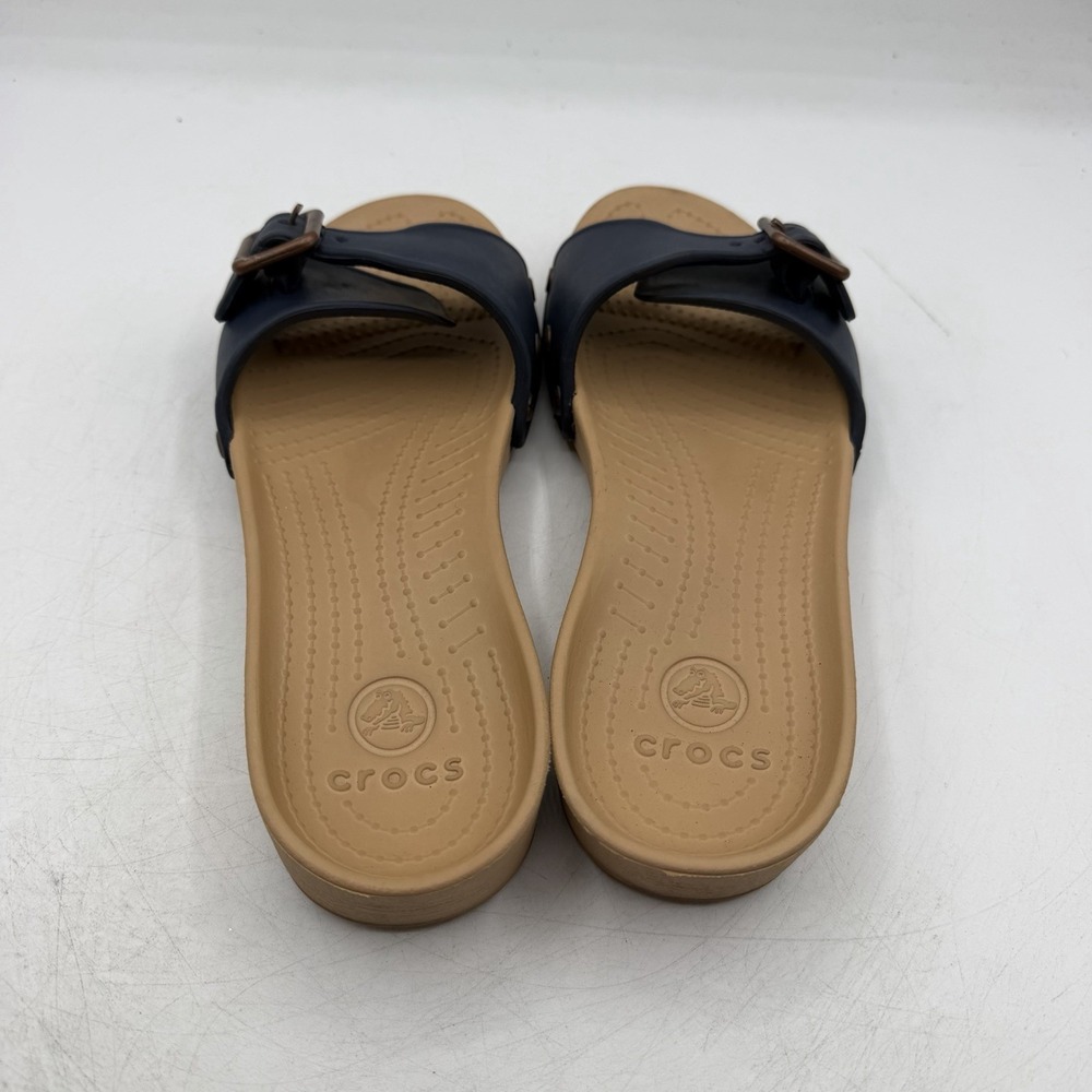 Crocs‎ Sarah Sandals Womens Sz 6 Beige/Navy Blue Slip On Slides Buckle 203054 - Picture 9 of 11